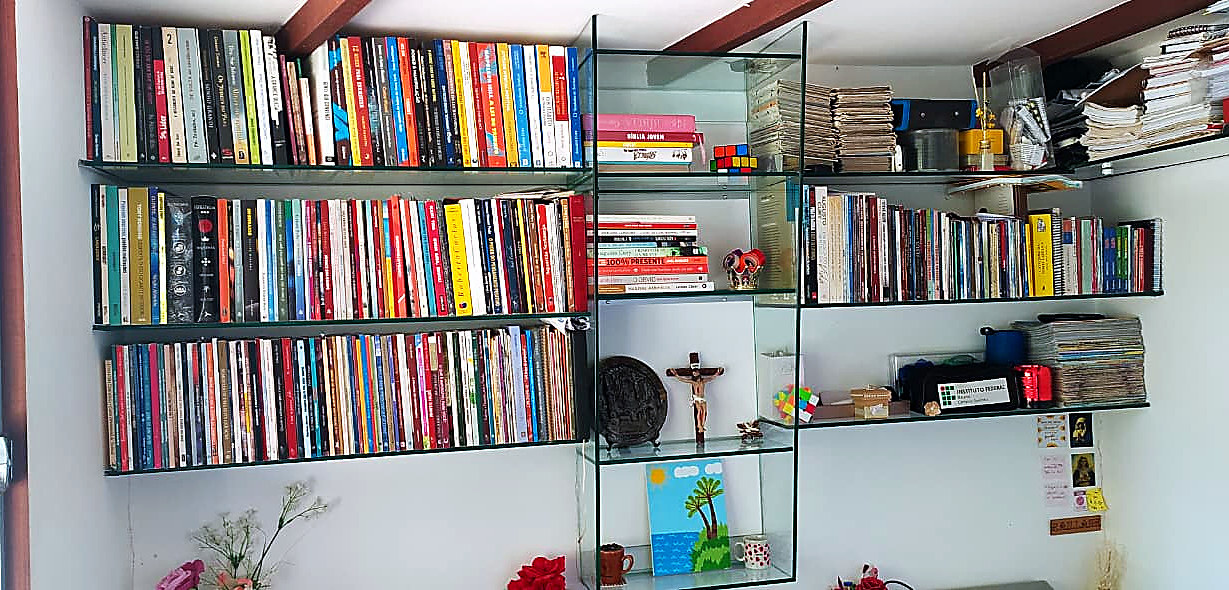 Estante com prateleiras de vidro e livros
